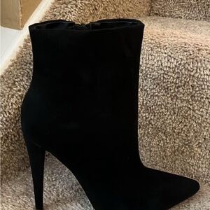 Chic Black Heeled Boots